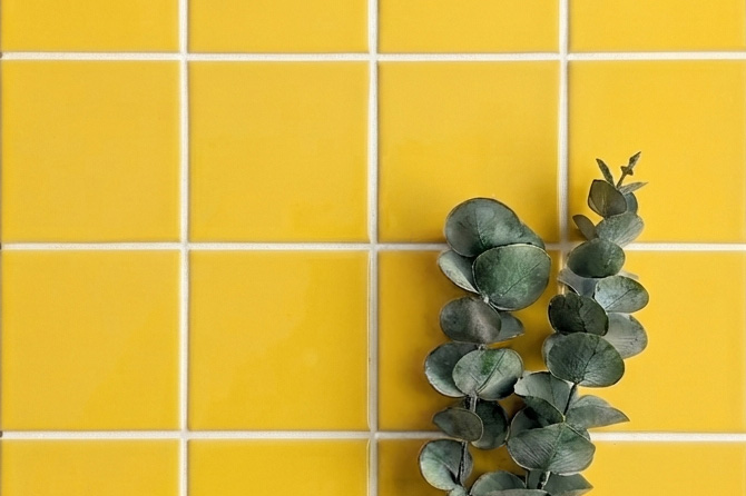 Vertical stacked tile layout with rectangular tiles aligned in straight vertical columns for a contemporary look.